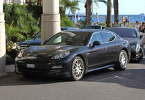 Porsche Panamera aus Monaco abgestellt vor einem Hotel in Cannes, 13.09.2012