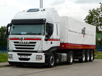 Iveco Stralis 500 mit einem kurzen Pritschenauflieger von  MTL  aus Polen verbringt das Wochenende in einem Industriegebiet in Heilbronn, 15.07.2012