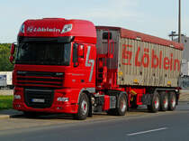 DAF XF 105.460 unterwegs mit einem Sch�ttgut-Container von  L�blein  bei der Pause im N�rnberger Hafengebiet, 18.07.2012