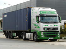Volvo FH 460 von  Container Logistik Bremen  mit Containerauflieger bei der Pause im N�rnberger Hafengebiet, 19.07.2012