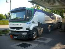Bei einem Zwischenstop an einer Tankstelle traf ich diesen Renault-Tanklaster in Bergen/R�gen.