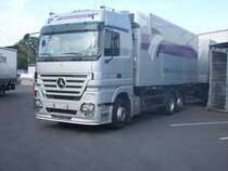 Dieser Mercedes-LKW mit H�nger stand an einem Supermarkt in Bergen/R�gen.