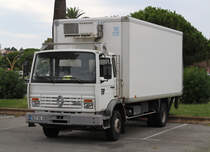 Renault Midliner S 160 mit K�hlaufbau wartet auf einem Parkplatz in Antibes (Frankreich) auf den n�chsten Einsatz, 12.09.2012