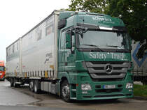 MB Actros MP3 2544  Safety Truck  als Tandem-H�ngerzug im Einsatz f�r die Spedition Schwarz. Gesehen am 20.07.2012 auf der Rastanlage Frankenh�he 