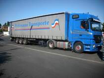 Ein Mercedes-LKW an einem Baumarkt in Bergen/R�gen.