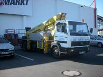 Dieser Mercedes-LKW stand mit seiner Hubb�hne vor einem Baumarkt in Bergen/R�gen.