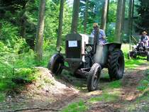 MBA aus dem Jahre 1940 legt sich mit seinen 30PS mit einem Baumstumpf an, oder ein wenig aus der Spur geraten; 080622