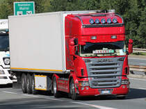Scania R500 mit K�hlauflieger aus Italien ist auf der Brennerautobahn in Richtung Heimat unterwegs, 28.08.2012