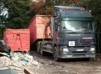 MB Actros von Munzinger bringt neuen Container f�r die Abri�arbeiten des Geb�udes hinterm Rostocker Rathaus, 9.10.2012