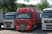 Wo werden die wohl ihr Ziel haben....? Ein polnischer DAF XF 105.460. mit ein bissel  extra Beschm�ckung  wartet neben einem MAN TGX und Volvo FH12 auf die Weiterfahrt. (24.06.2008)