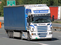 Scania R500 von  Peter Heregger  aus �sterreich ist auf der Brennerautobahn in Richtung S�den unterwegs, 28.08.2012