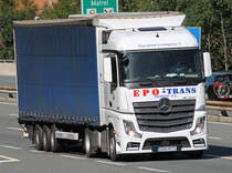 MB Actros 1845 von  EPO-Trans  aus Polen ist auf der Brennerautobahn in Richtung S�den unterwegs, 28.08.2012