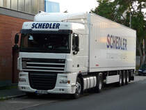 DAF XF 105.460 mit Schubbodenauflieger von  Schedler  verbringt das Wochenende in N�rnberg, 22.07.2012