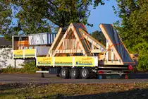 M & V Siegmar Trailer mit Fertighausteilen. - 18.10.2012
