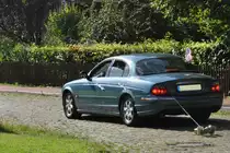 ein Jaguar als Hochzeitskutsche (Munster/Deutschland, 04.08.2012)