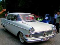 Opel-KAPIT�N,Bj1960, 90PS wird mit einem Wink von der 1.Oldtimerausstellung bei Lohnsburg/Kobernaussenwald verabschiedet; 080622