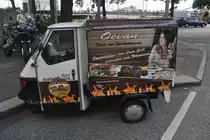  überdachter  dreirädriger Motorroller als Werbeträger (Hamburg/Deutschland, 19.09.2012)