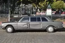 dieser Mercedes hat auch schon bessere Tage erlebt (Berlin/Deutschland, 07.10.2012)
