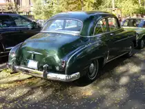 Heckansicht eines Chevrolet Styleline DeLuxe Sedan des Jahrganges 1950. Von dieser Karosserievariante verkaufte Chevrolet 1950 insgesamt 248.567 Einheiten. Der Einstandspreis lag bei US $ 1.482,00. Der 6-Zylinderreihenmotor leistet 90 PS aus 3.849 cm� Hubraum. Besucherparkplatz der Historicar Duisburg am 21.10.2012.