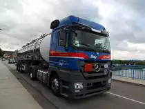 ACTROS-1844 von BAY-Logistik transportiert einen Umweltgef�hrdenden fl�ssigen Stoff �ber die Moselbr�cke bei Remich Richtung Luxembourg, 120825