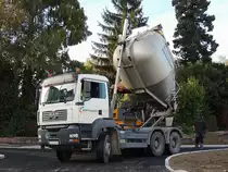 MAN TGA33.430 von Weidinger liefert hei�en Asphalt zur Kreisverkehrbaustelle nach Ried; 121019