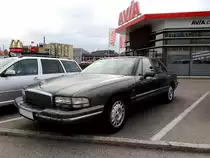 BUICK am Parkplatz einer Rastst�tte; 120811