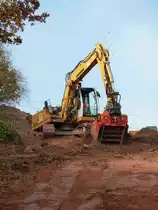 LIEBHERR 900 mit einer speziellen Schaufel mit eingebauter Fr�seinrichtung. Das Erdreich wird von der Baggerschaufel aufgenommen und ........., Oktober 2012