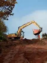 ..... anschliessend durch die drehenden Walzen auf dem Untergrund verteilt. Gesehen an der Soleleitungsbaustelle in 36100 Petersberg-Marbach, Oktober 2012