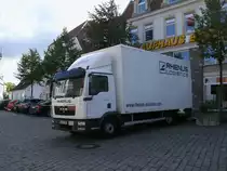 Vor dem ehmaligen Kaufhaus in Bergen/R�gen parkte dieser MAN-Kasten-LKW am 09.Oktober 2012.