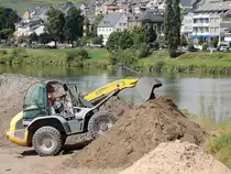 KramerAllrad Radlader 880 hat 88kW, und verfrachtet im Schleusengebiet von Zeltingen Erdreich; 120827