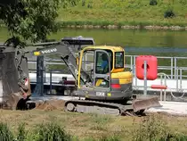 VOLVO ECR58 verrichtet im Schleusengebiet von Zeltingen Baggerungsarbeiten; 120827