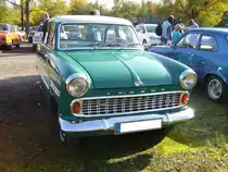 Ford Taunus 12M G13 der letzten Serie. 1959 - 1962. Der G13 wurde bereits 1952 vorgestellt und wurde bald im Volksmund Weltkugeltaunus genannt. Es gab diverse Facelifts. Hier wurde ein Modell der letzten Baureihe abgelichtet. Der 4-Zylinderreihenmotor mit 1.192 cm� leistet 38 PS. Es gab auch einen 15M Modell mit 1.496 cm� Hubraum. Das M steht �brigens f�r Meisterst�ck. Besucherparkplatz der Historicar Duisburg am 21.10.2012.