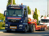 MAN TGX 26.540 wartet mit einem Tieflader in einem Gewerbegebiet in F�rth auf den n�chsten Einsatz, 22.07.2012