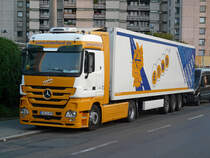 MB Actros MP3 1844 mit K�hlauflieger von  Eiwo  bei der Pause in N�rnberg, 25.07.2012