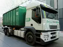 IVECO Stralis-430 hat in der Innenstadt von Koblenz zu tun; 120822