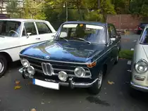 BMW 1800. 1963 - 1971. Die sogenannte  Neue Klasse  wurde schon ein Jahr vorher vorgestellt. Im ersten Modelljahr war nur der 1500 lieferbar. Hier wurde ein Modell ab dem Jahrgang 1968 abgelichtet. Dies ist an dem silbernen Streifen im K�hlergrill erkennbar. Der 4-Zylinderreihenmotor mit 1.766 cm� leistet 90 PS. Besucherparkplatz der Historicar Duisburg am 21.10.2012.