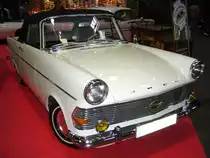 Opel Rekord P2 Autenrieth Cabriolet. 1961 - 1962. Auf Basis des P2 Coupe wurden bei den Karosseriewerken Autenrieth in Darmstadt an die 100 Coupes in Cabriolets umgebaut. Der Aufpreis f�r den Umbau zum Cabriolet betrug DM 3.960,00. Das Coupe und somit nat�rlich auch das Cabriolet waren meines Wissens nur mit dem 1700 S Motor lieferbar. Dieser 4-Zylinderreihenmotor leistet 60 PS aus 1.680 cm� Hubraum. Historicar Duisburg am 21.10.2012.