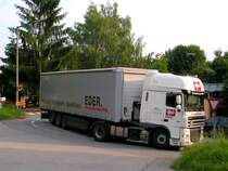 DAF-XF ist ziemlich flott im Stadtgebiet in RIED i.I. unterwegs; 080624