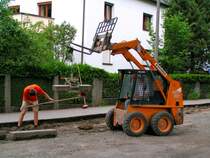 Hyundai  Minibagger  HSL600 r�umt bei einer Stra�enbaustelle in RIED Granitrandleisten weg; 080624