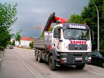 MAN-Kipper mit HIAB-Kran verl�sst die Baustelle gerade noch rechtzeitig vor dem herannahendem Hagelgewittersturm; 080624