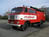 L�schgruppenfahrzeug LF 16-TS 8 auf Basis W 50 L aus der Hansstadt Rostock (HRO) fotografiert beim 9. Oldtimertreffen am HEROS-Ostprodukte-Discounter, Rostock/Broderstorf [27.10.2012]