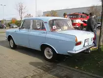 Limousine Moskwitsch 412 aus der Hansestadt Rostock (HRO) fotografiert beim 9. Oldtimertreffen am HEROS-Ostprodukte-Discounter, Rostock/Broderstorf [27.10.2012]