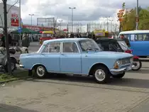 Limousine Moskwitsch 412 aus der Hansestadt Rostock (HRO) fotografiert beim 9. Oldtimertreffen am HEROS-Ostprodukte-Discounter, Rostock/Broderstorf [27.10.2012]