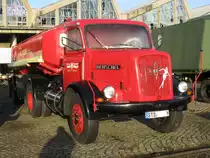Tanksattelzug Henschel HS 100 aus dem Landkreis Stade (STD), Baujahr 1960, gesehen beim 6. Oldtimertreffen im ex. KIW  Vorw�rts  in Schwerin [07.10.2012]


