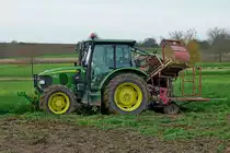 John Deere 5820, mit angebauter Erntemaschine f�r Mohrr�ben, Okt.2012
