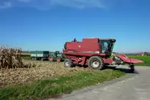 M�hdrescher Case 2166 und Begleitfahrzeug bei der Maisernte in der Rheinebene, Okt.2012
