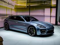 Porsche Panamera Sports Tourer Concept (Frontansicht). Ausgestellt auf einem rollenden Platform auf der Pariser Automesse (10.11) 2012