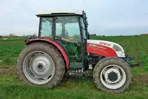 Steyr 375 Kompakt, der Allradschlepper wurde von 2004-08 gebaut, 3-Zyl.Turbo-Diesel mit 2930ccm und 76PS, Okt.2012