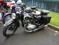 DKW NZ 350. 1938 - 1943. Obwohl die deutsche Wehrmacht Zweitaktfahrzeug verschm�hte, machten sich die NZ 350 Modelle als Kradmelder Motorr�der einen guten Namen. Es wurden �ber 45.000 NZ 350 produziert. Der 346 cm� gro�e 1-Zylinderzweitaktmotor leistet 11,5 PS. Damit kann das Motorrad eine Spitzengeschwindigkeit von �ber 100 km/h erreichen. Oldtimertreffen Ennepetal am 04.11.2012.
