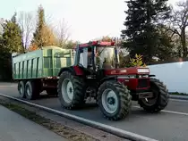 CASE IHC 1056XL ist mit einer Fuhre Mais, und im flotten Tempo, Richtung Lagerhaus unterwegs; 121031